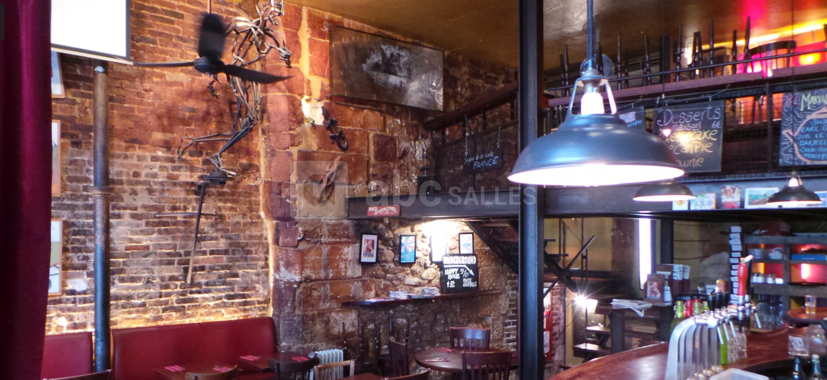Vue du bar sur l'ensemble du rez de chaussé et la mezzanine