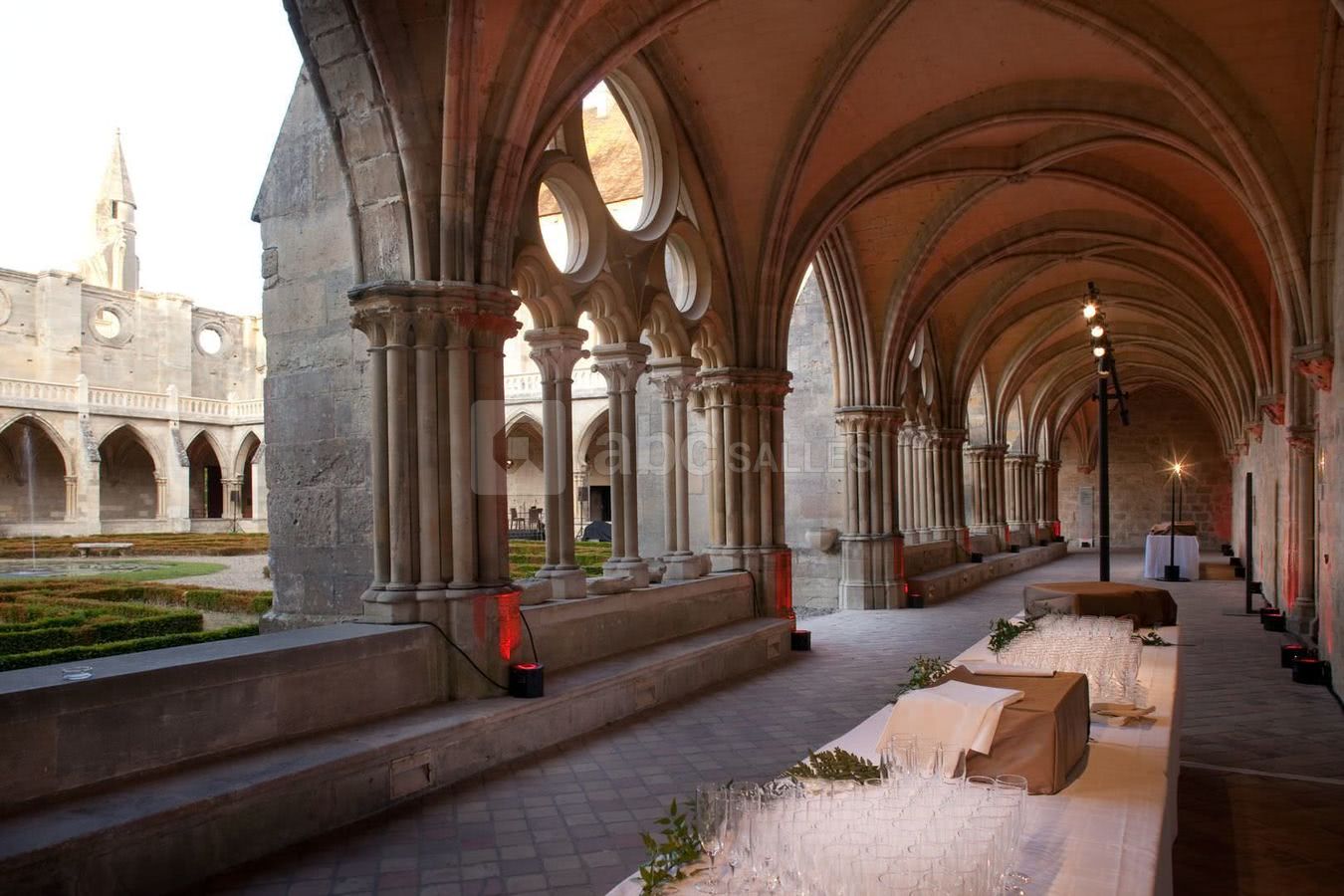 Apéritif dans le cloître © studio bruno cohen
