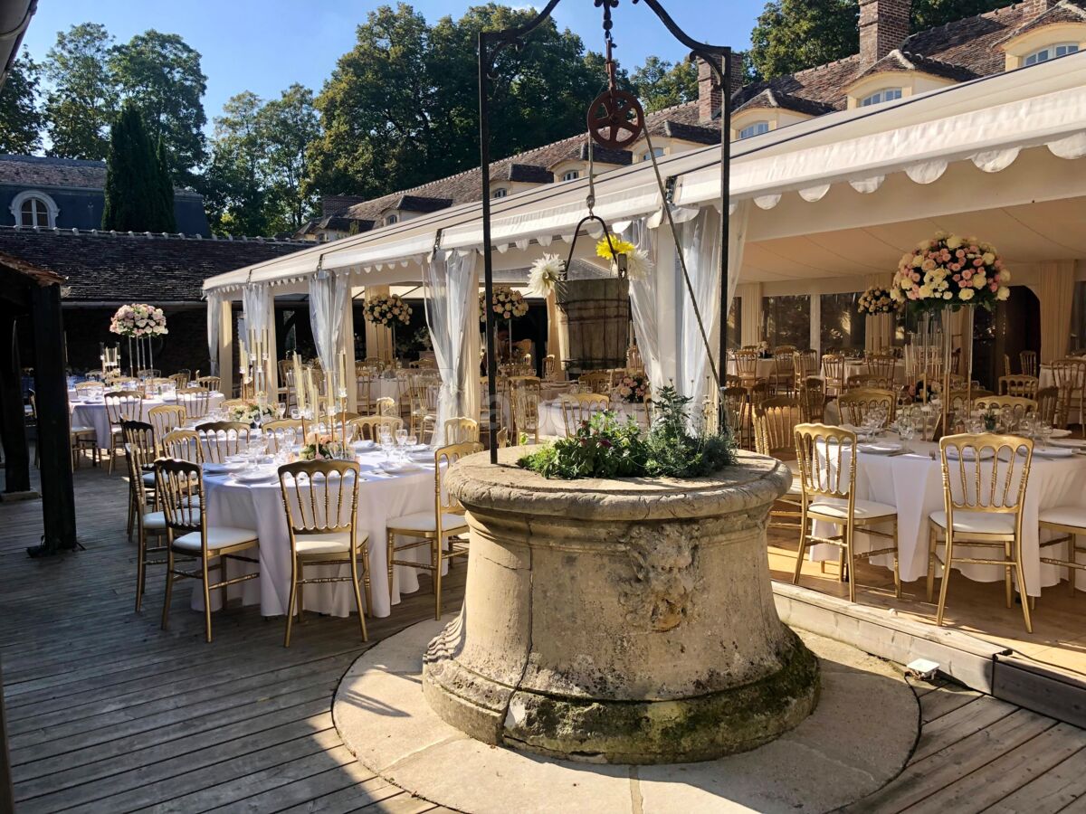 Chapiteau ouvert en été sur la Terrasse