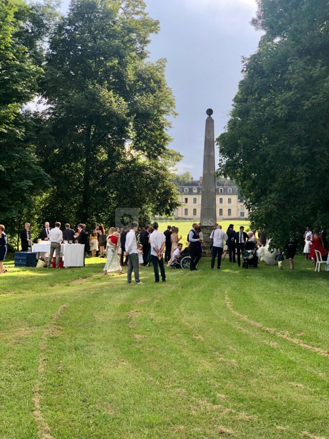 Rafraîchissement face au plan d'eau avec vue côté parc du Château d'Aunoy