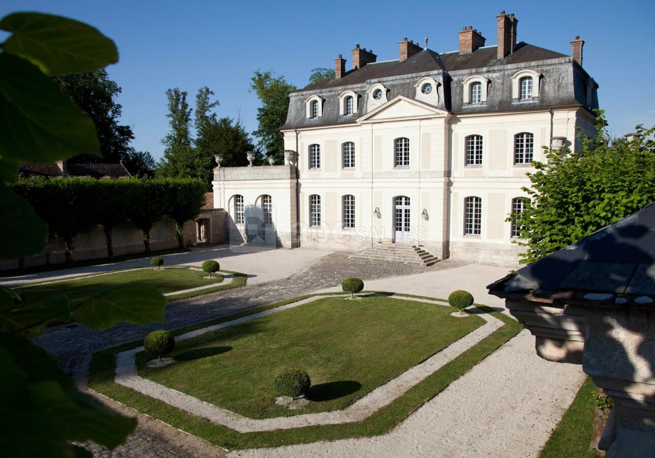Cour d'Honneur du Château d'Aunoy