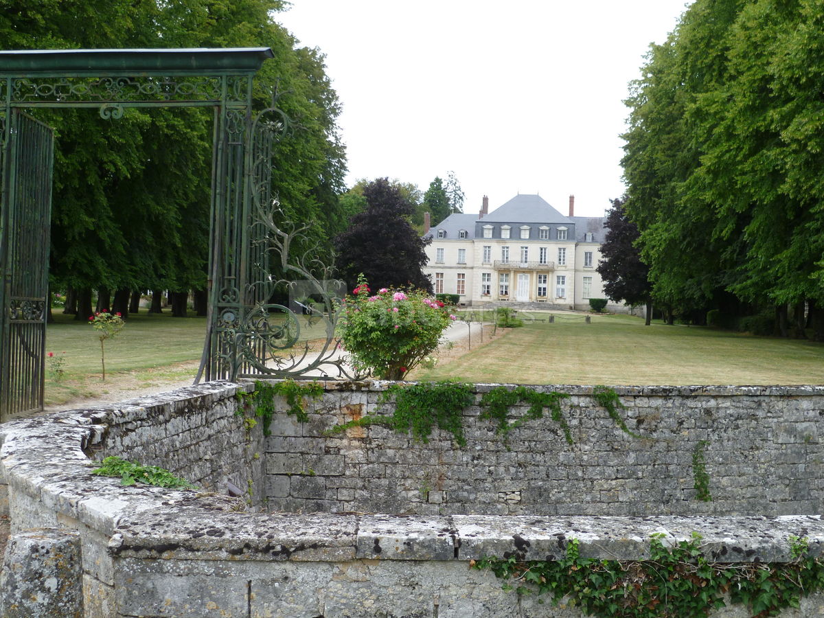 Grilles et douves sèches