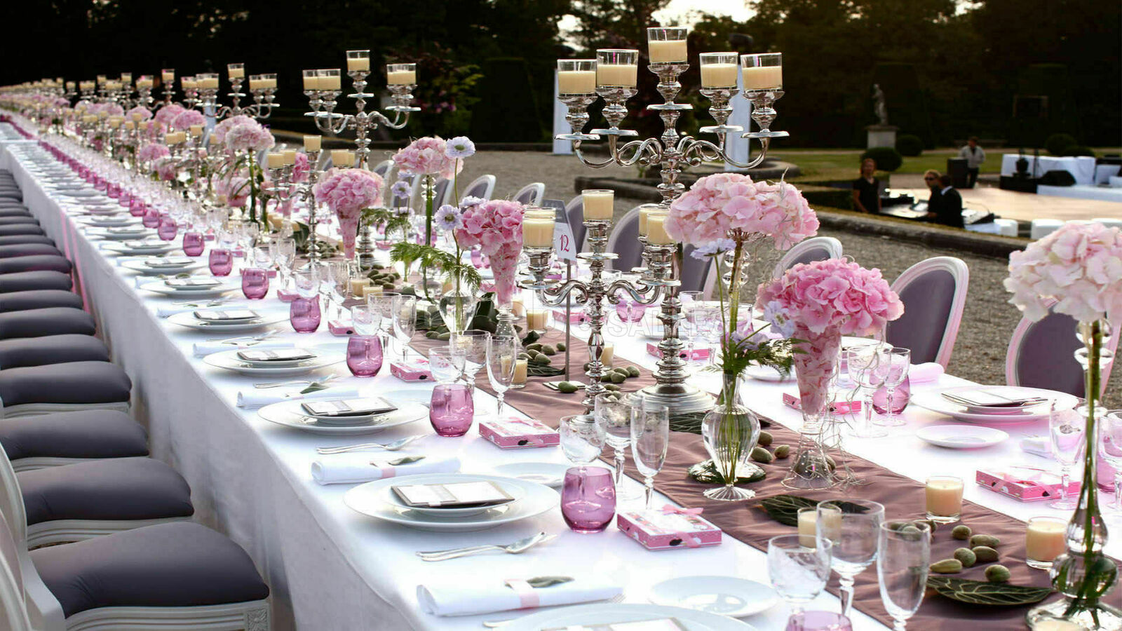 Tables dressées sur la terrasse