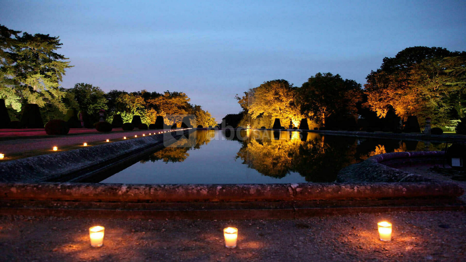 Miroir d'eau à la tombée de la nuit