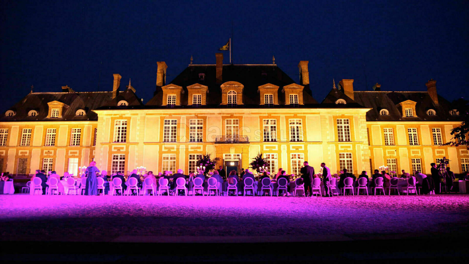 Façade éclairée du château