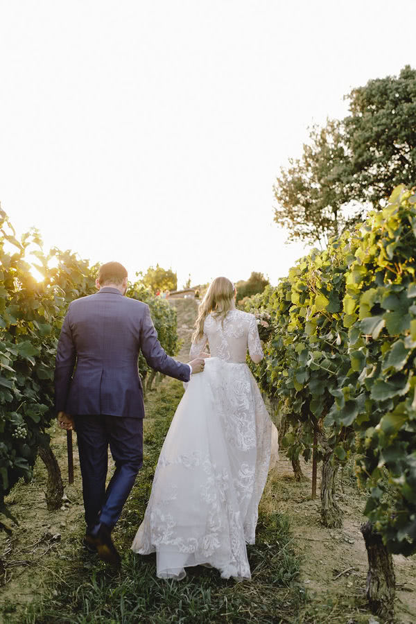 Mariage dans le Domaine Le Mas de So : arrivée des mariés entre les vignes