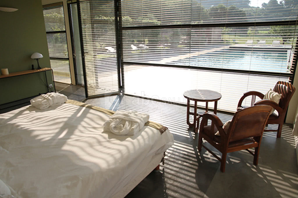 Chambre Jasmin du Mas de So avec vue sur la piscine et les vignes