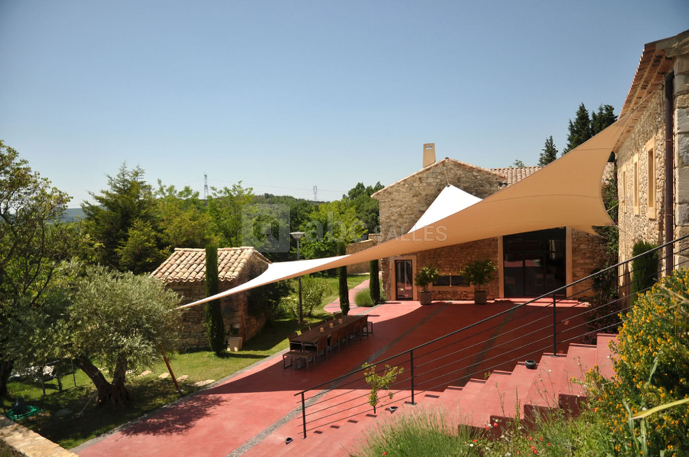 La terrasse rouge du Mas de So (avec le voile)
