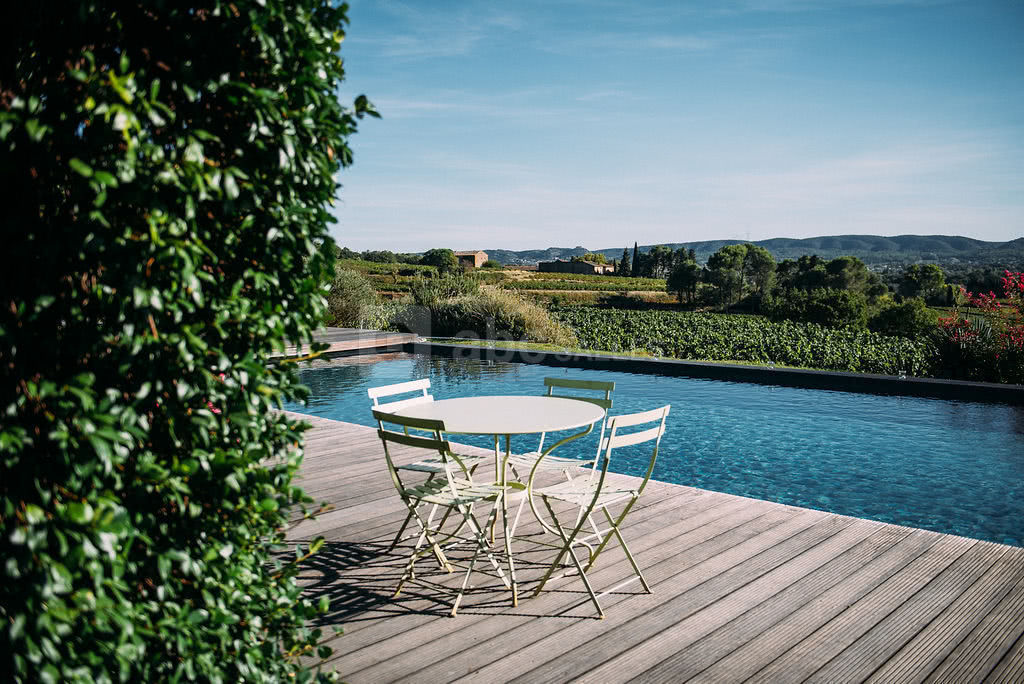 La piscine chaufée du Mas de So entre jasmins et vignes