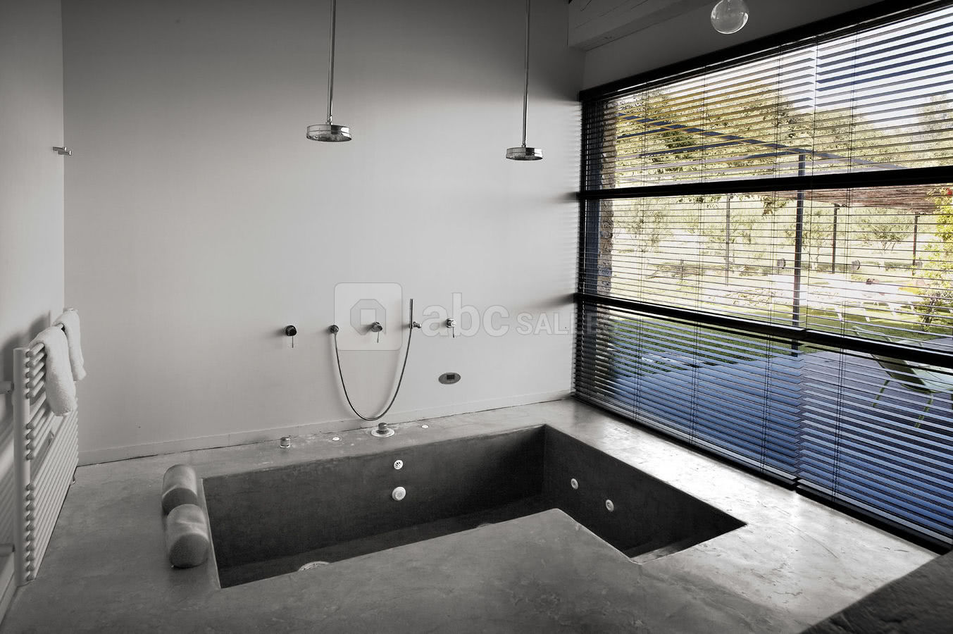 Le jacuzzi du Mas de So avec vue sur les vignes