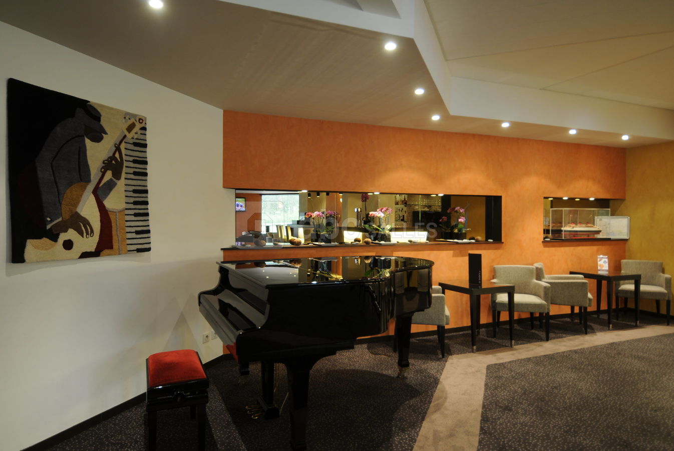 Piano bar