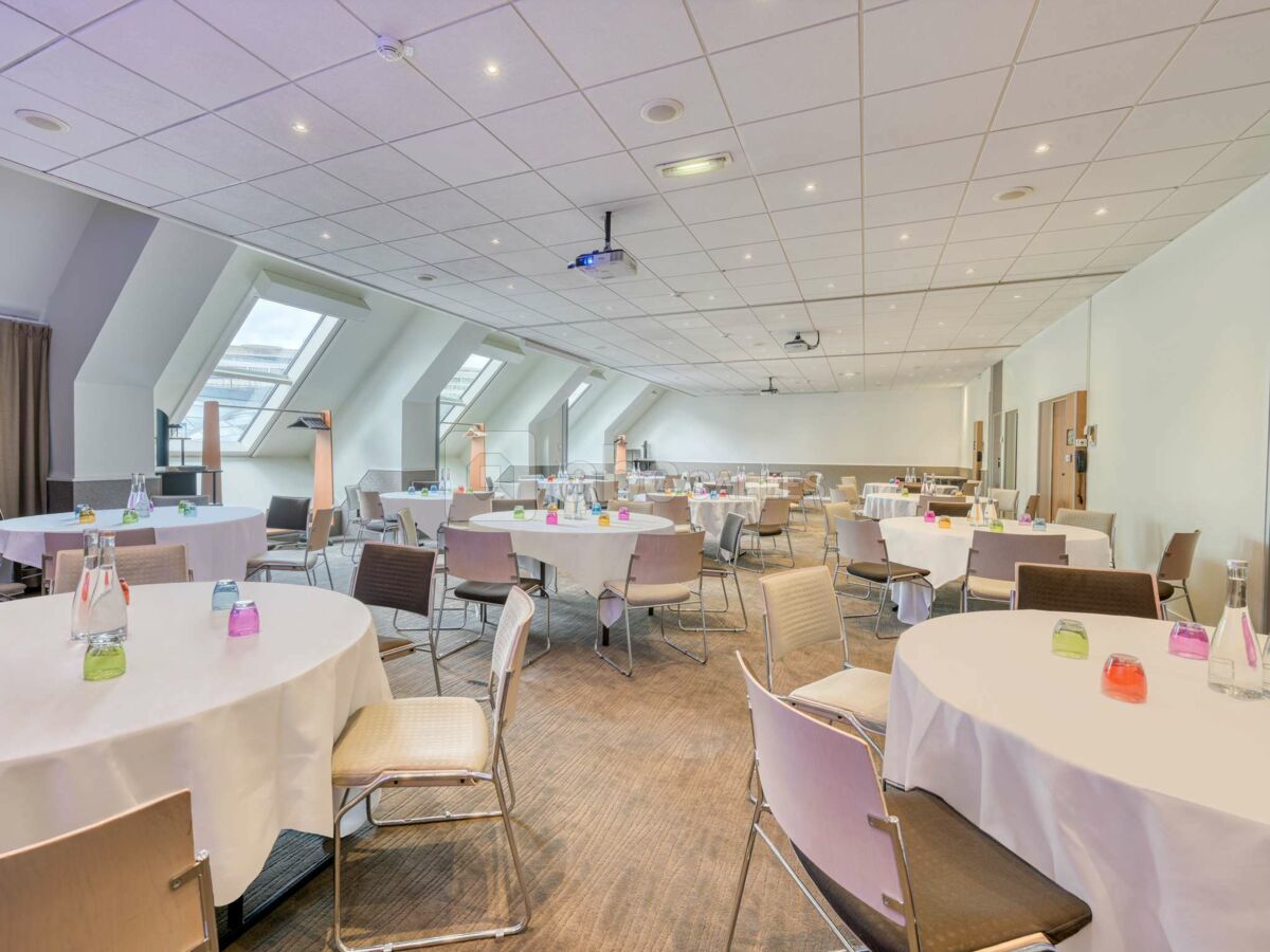 Salon 160m2 en Cabaret (Podium+Scène+Régie)