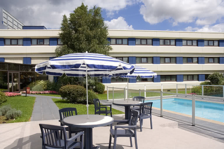 Terrasse et piscine