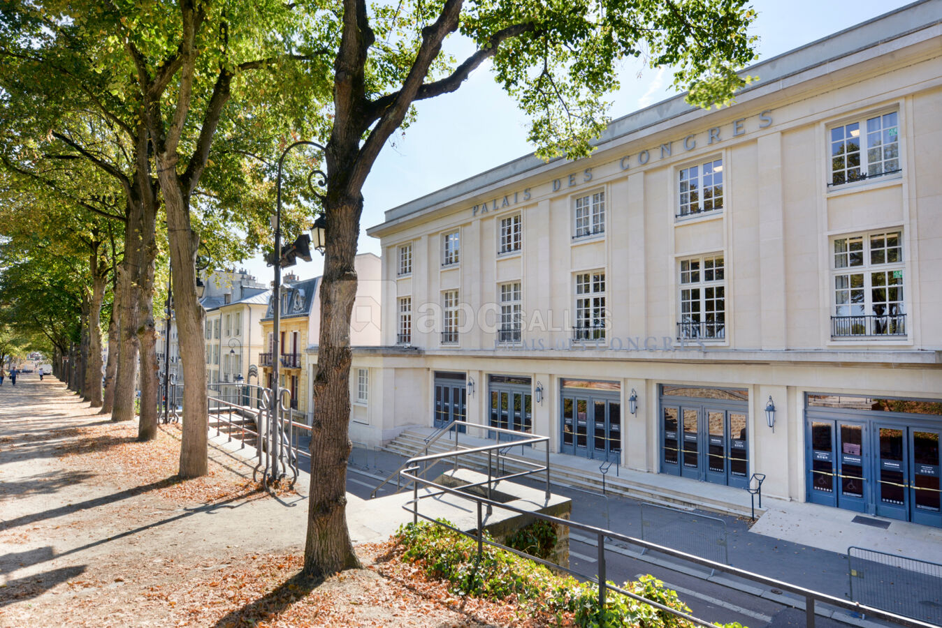 Devanture du Palais des Congrès de Versailles