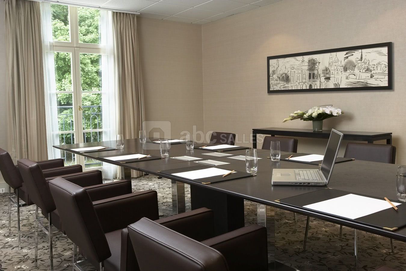 Une salle de sous commission