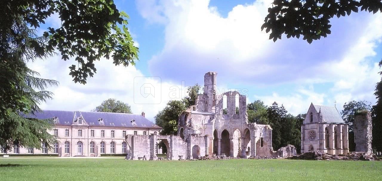 Vu de les ruines , le château, la chapelle
