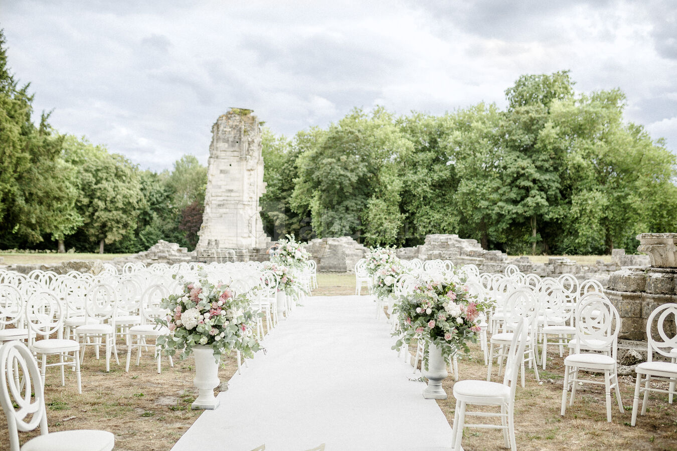 Céremonie dans les ruines