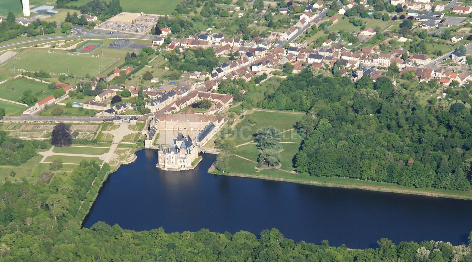 Vue d'ensemble sur le Château de la Bussière