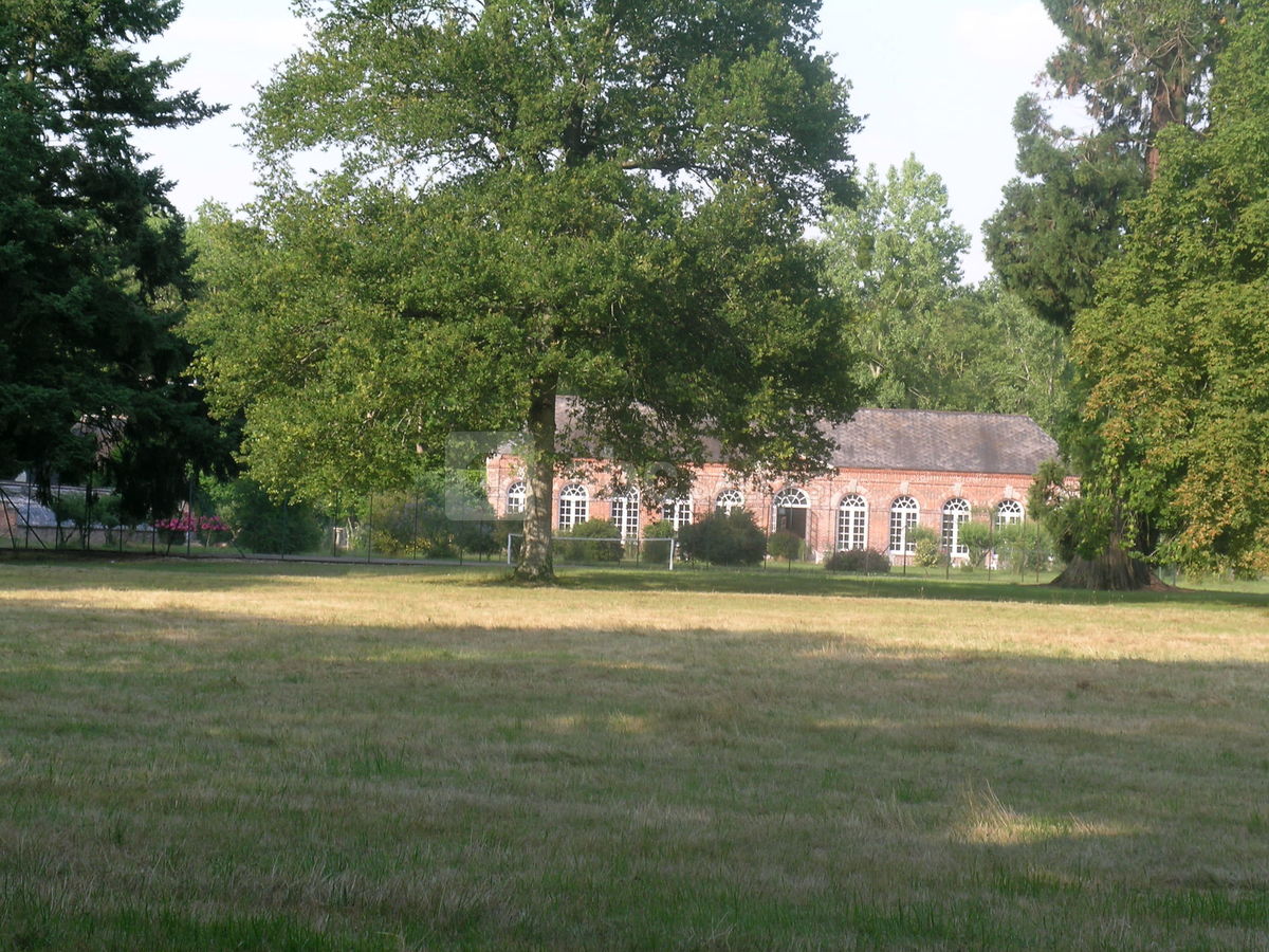 Vue de l'orangerie depuis le parc