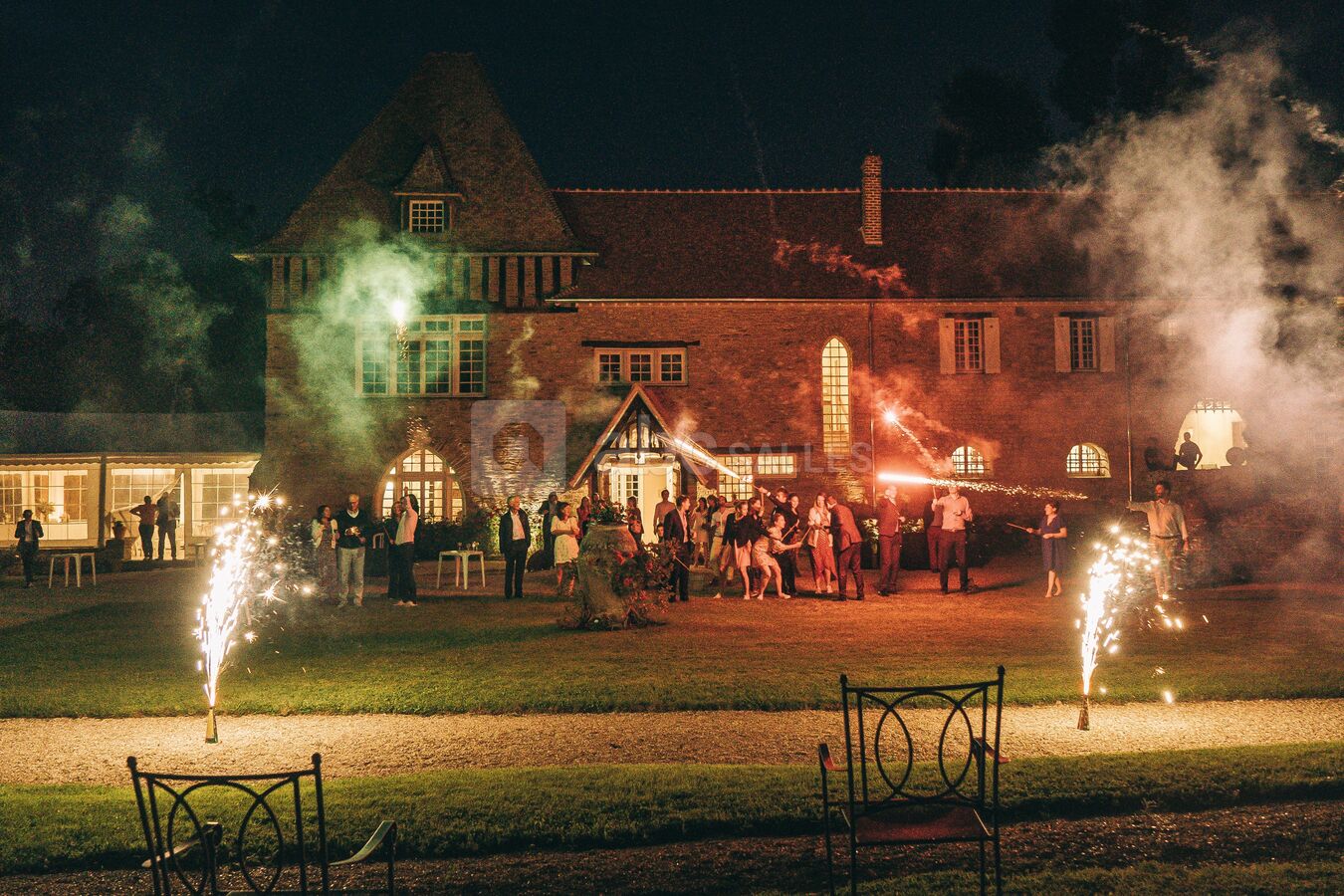 Le Manoir de nuit avec des jeux lumineux