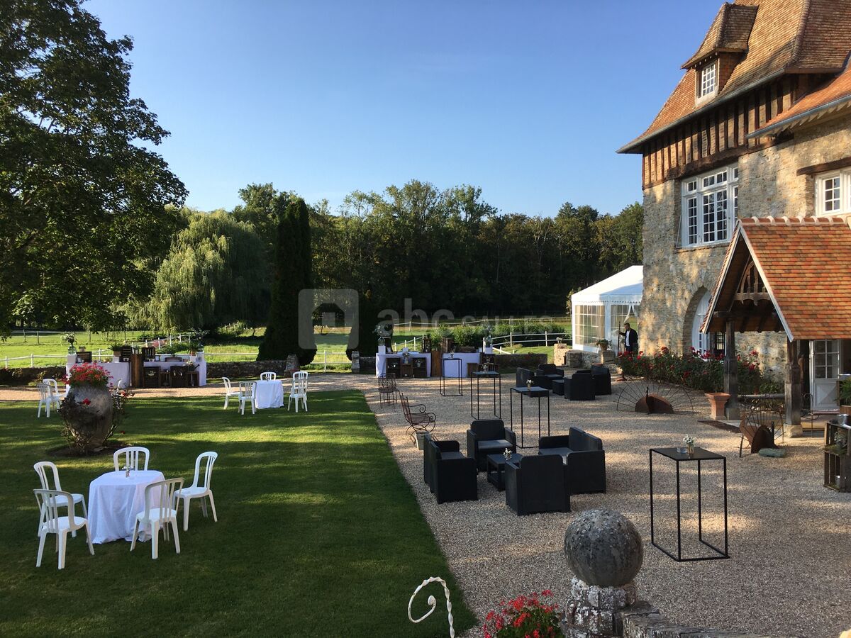 Mange-debout et salons de jardin pour le cocktail