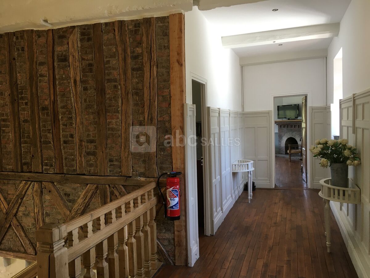 Le 1er étage du Manoir donnant accès au petit salon pour les enfants