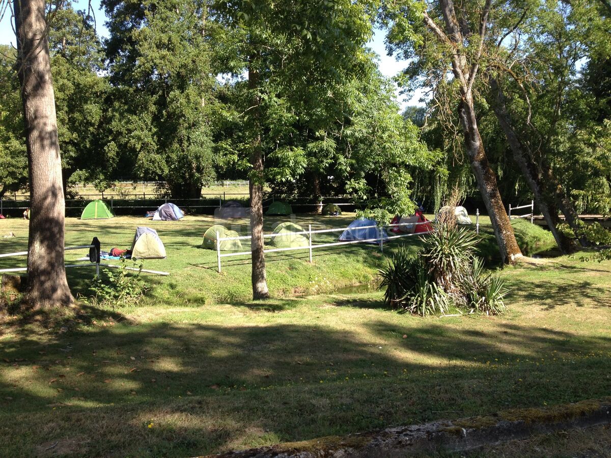 Camping possible au bord de la rivière...