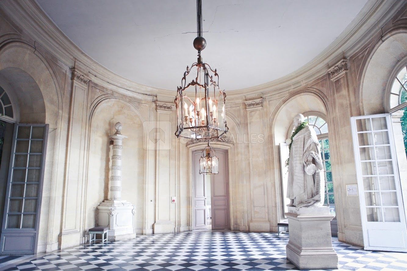 Vestibule d'entrée permettant l'accès aux salons