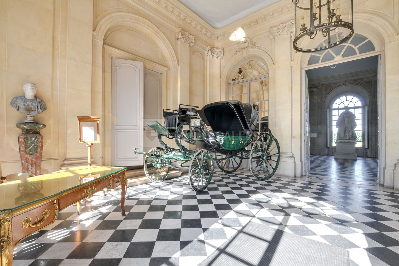 Vestibule d'entrée permettant l'accès aux salons