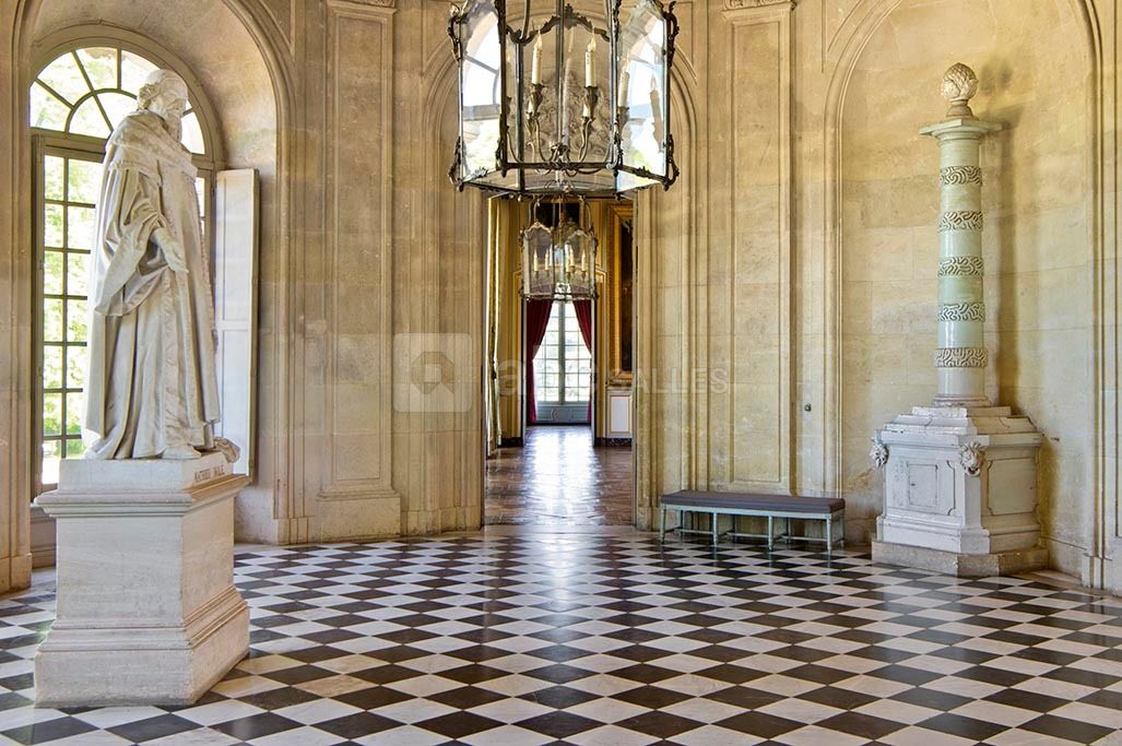 Vestibule d'entrée permettant l'accès aux salons