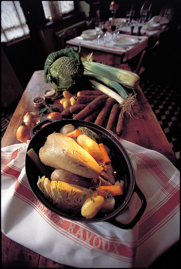 Cuisine d'autrefois servie en cocotte