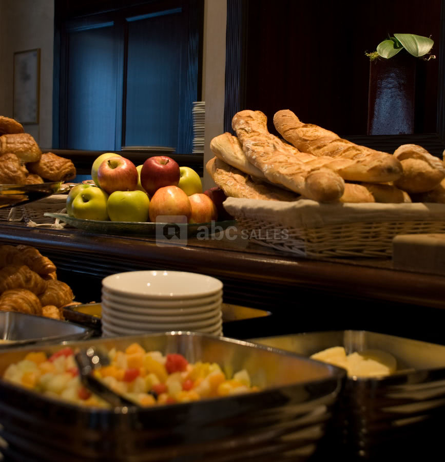 Petit-déjeuner buffet ou servi en chambre par notre room service