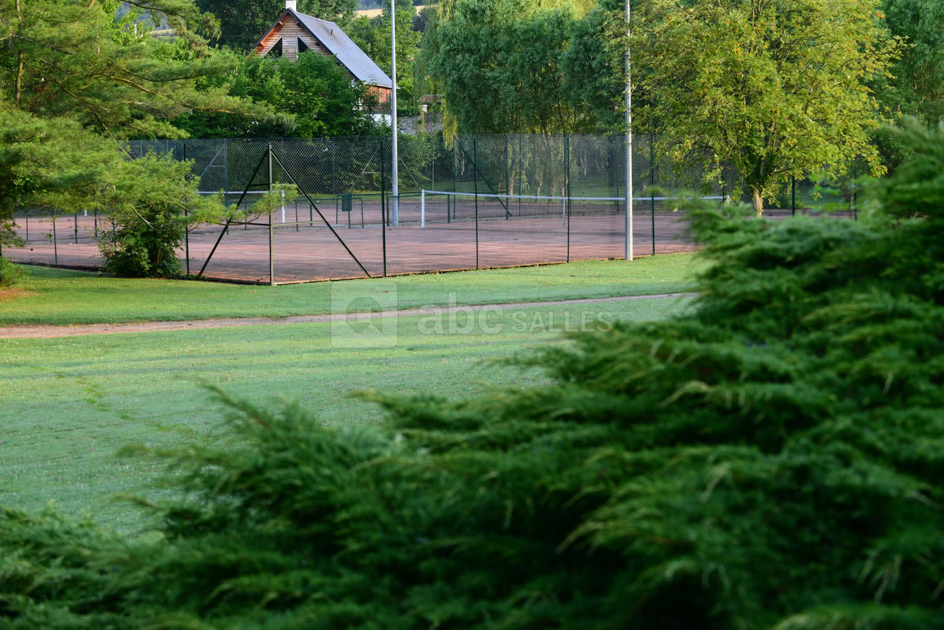 Le terrain de tennis