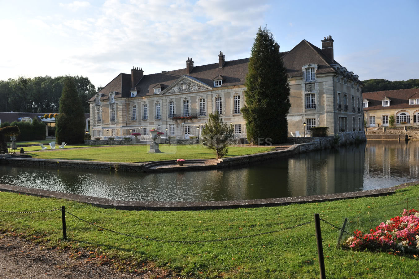 Façade et douves en eau