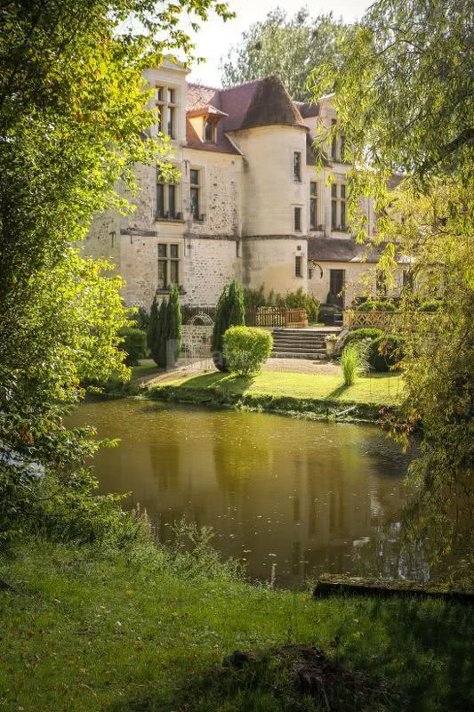 Les douves et la tour