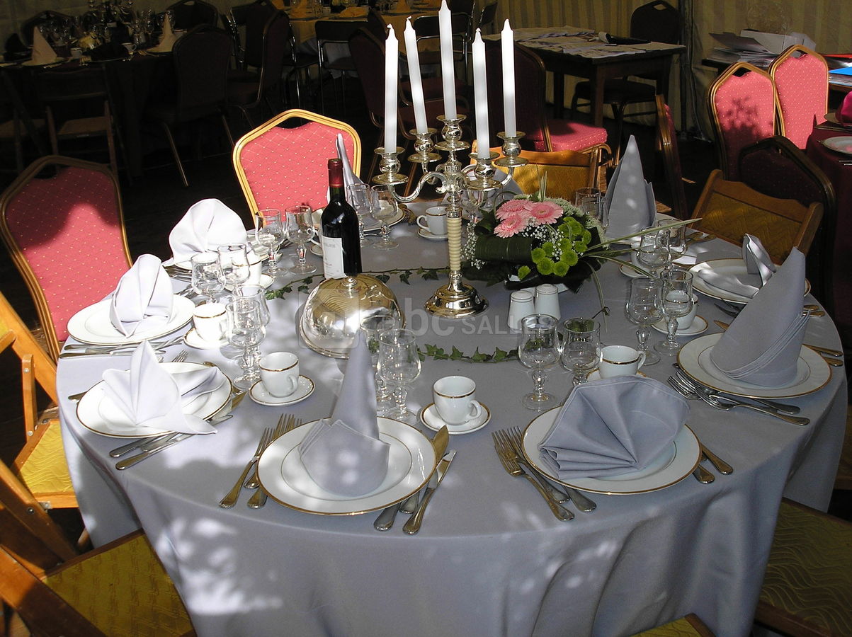 Presentation de tables gris perle