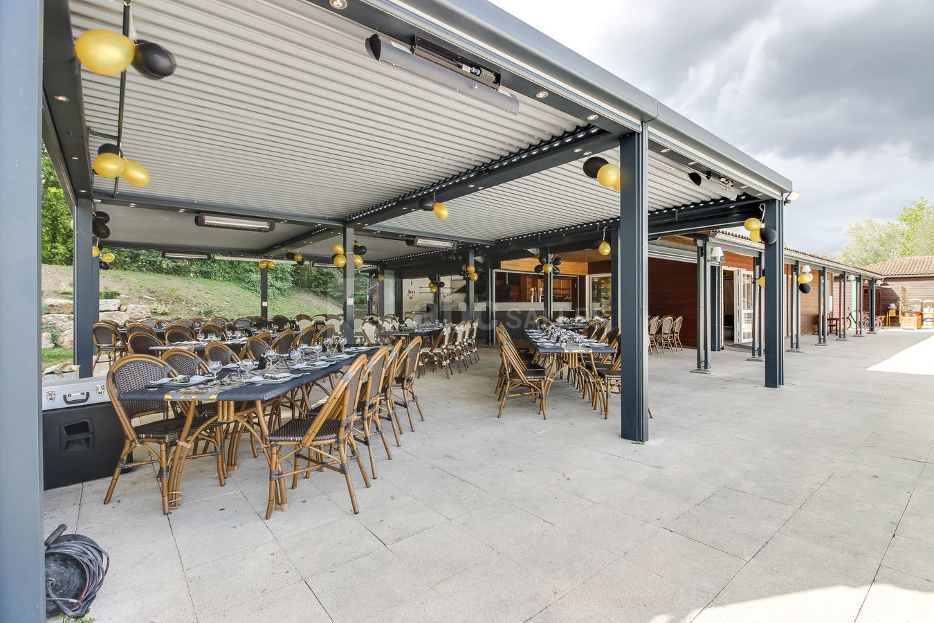 Terrasse salle / Camping des Portes du Beaujolais