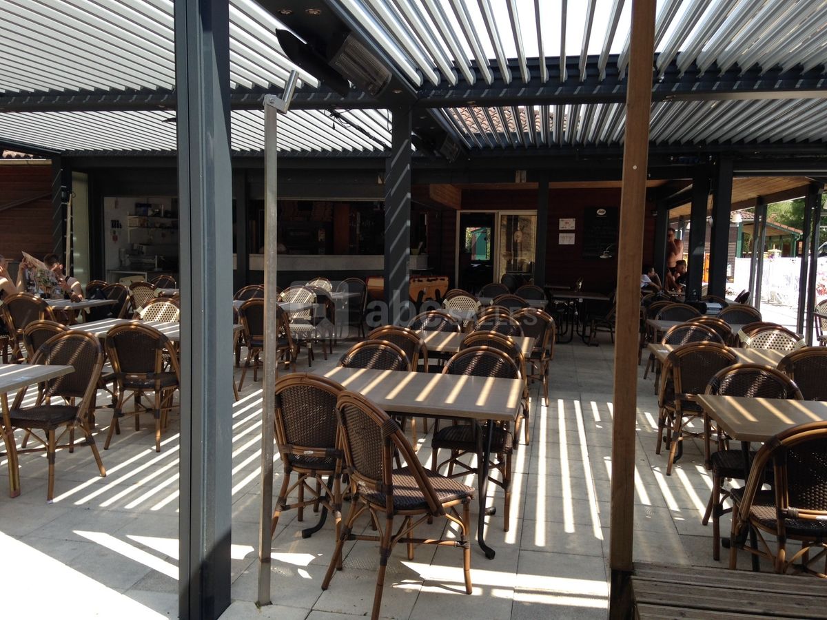 Terrasse bioclimatique salle / Camping des Portes du Beaujolais