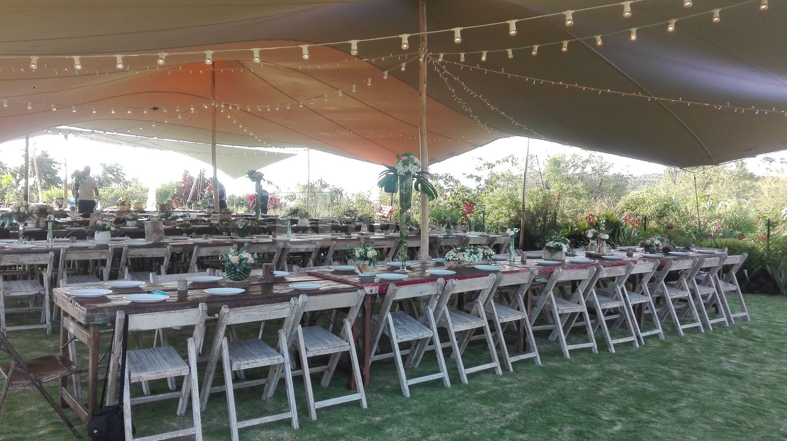 Chapiteau en bord de Saône / Camping des Portes du Beaujolais