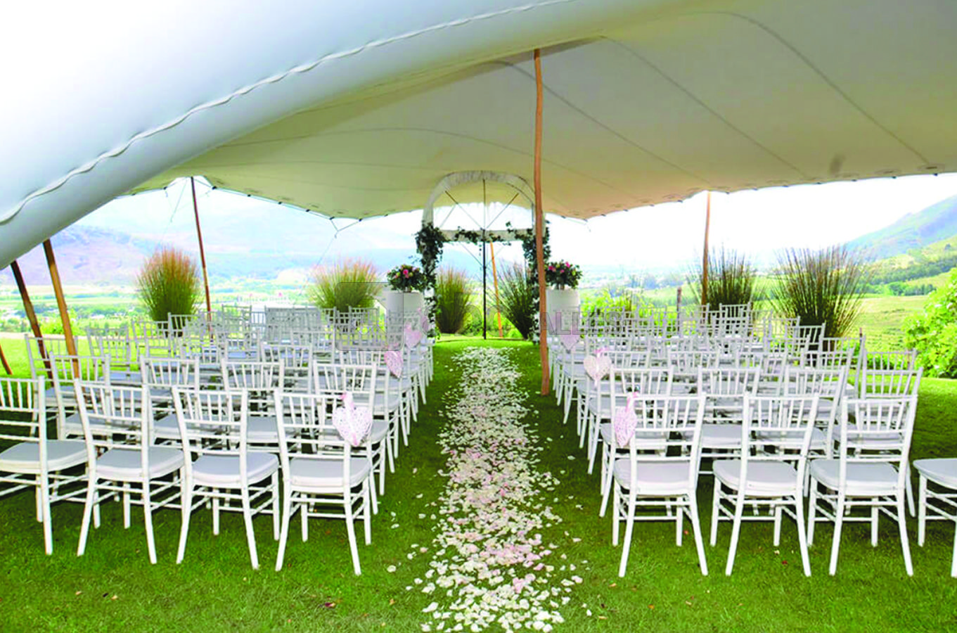 Chapiteau en bord de Saône / Camping des Portes du Beaujolais