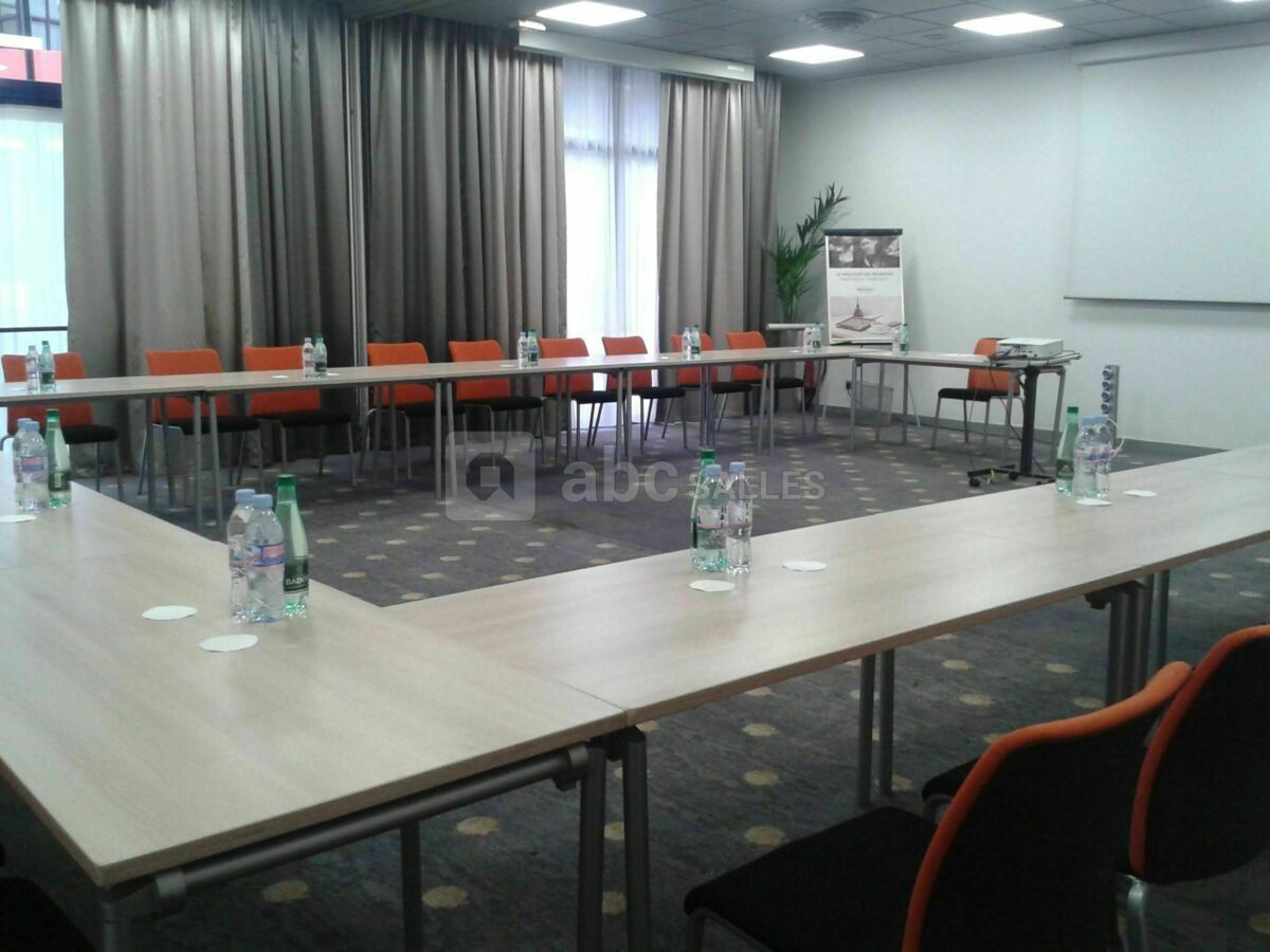 30 personnes en U