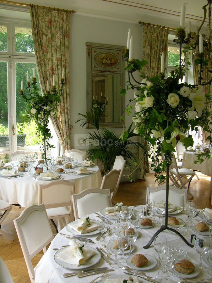 Salon gris , décor chandeliers