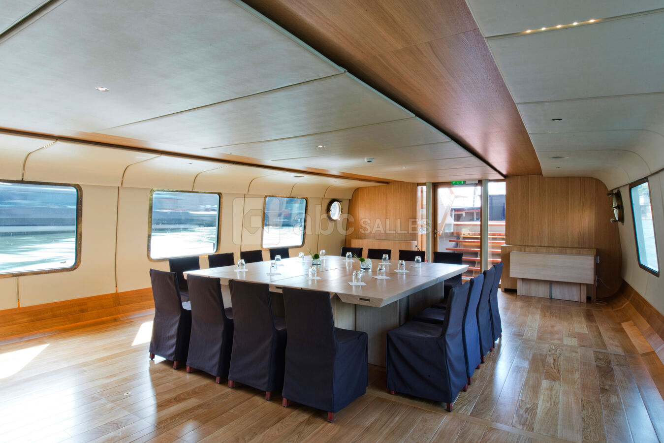 Salon pont inférieur vue sur Paris