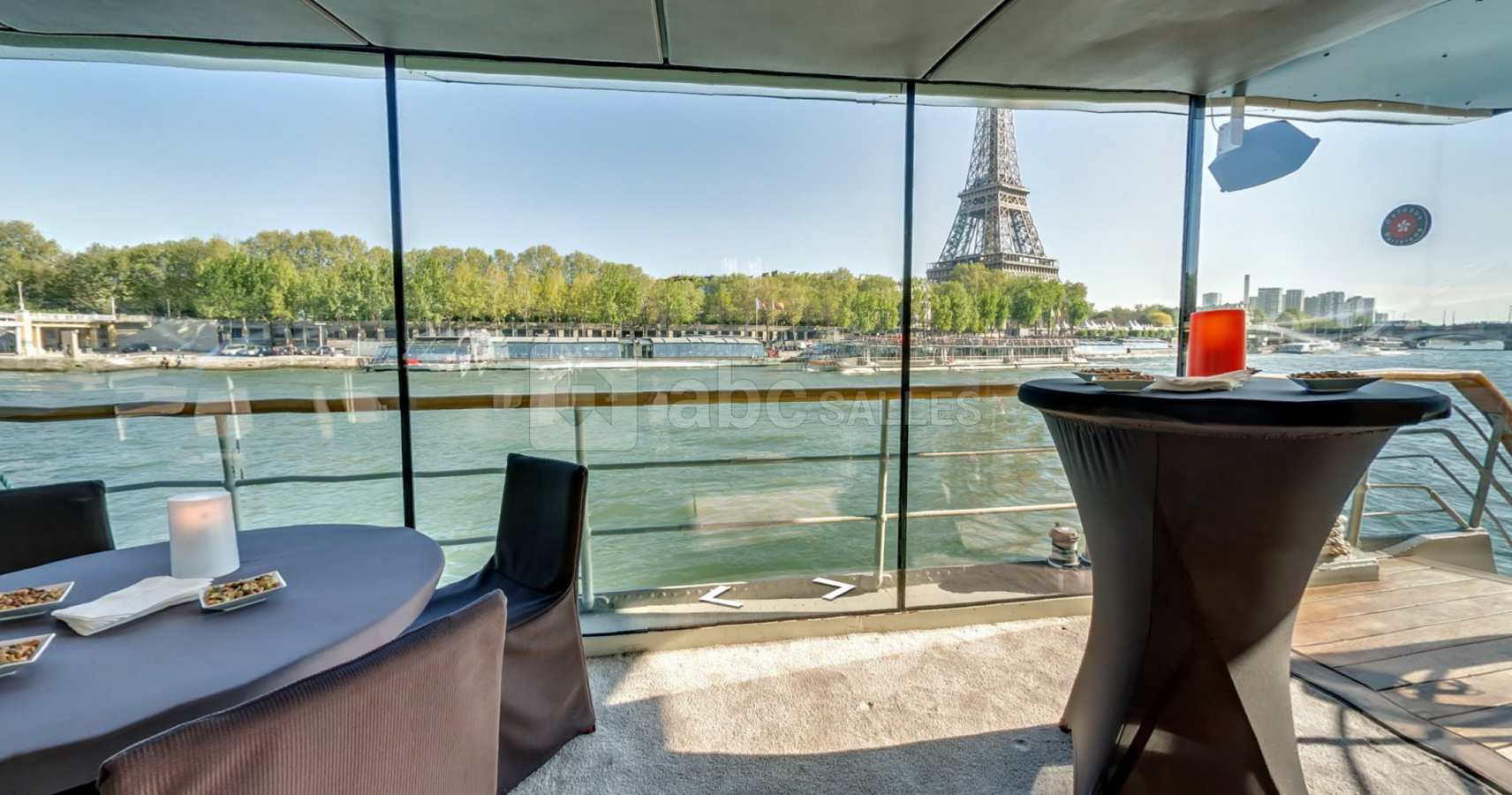 Salon pont supérieur vue sur Paris