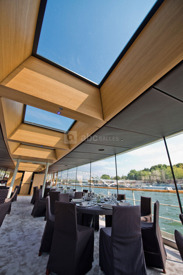 Salon pont supérieur vue sur Paris