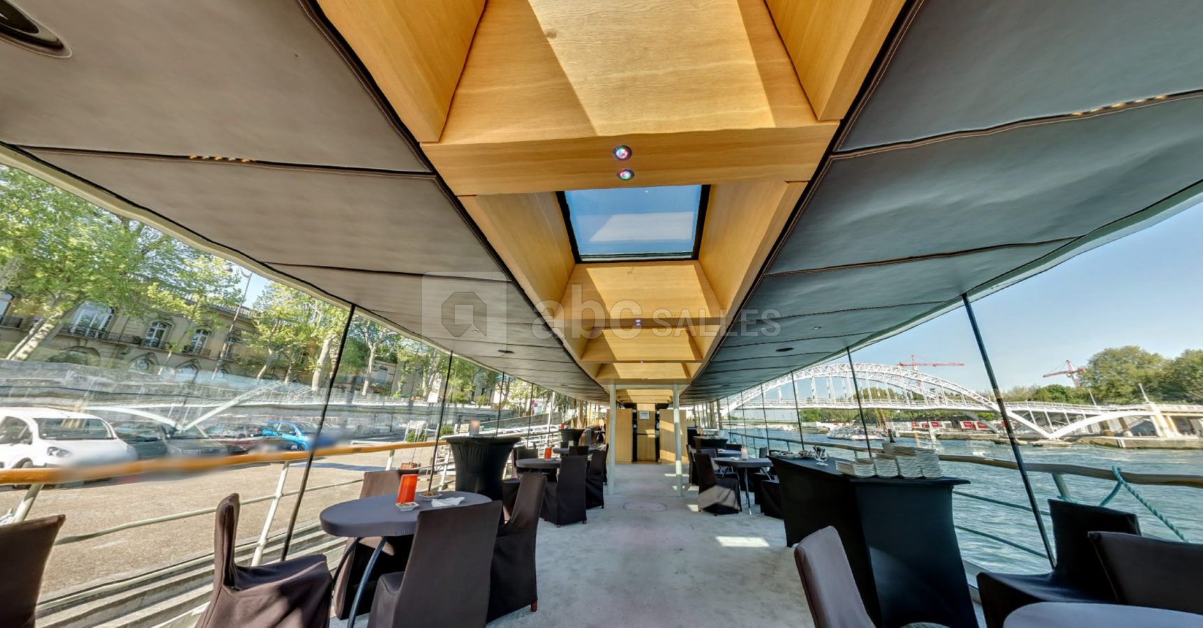 Salon pont supérieur vue sur Paris