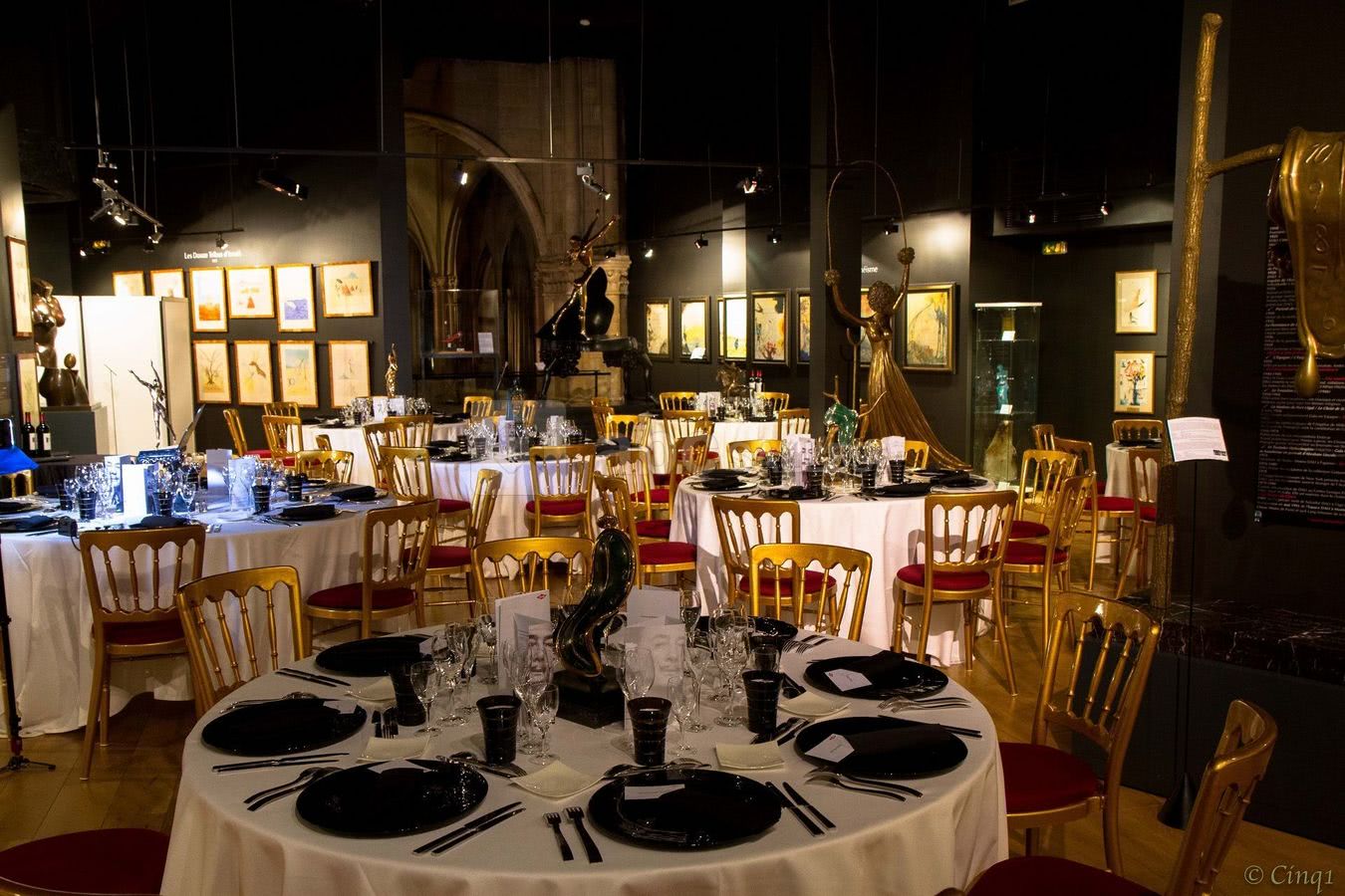 Diner assis - espace dali