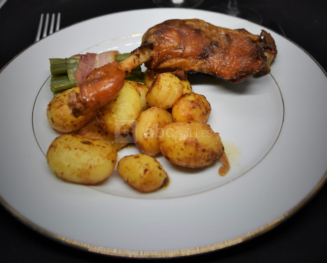 Confit de canard et ses pommes à l'ancienne et fagot de haricots verts