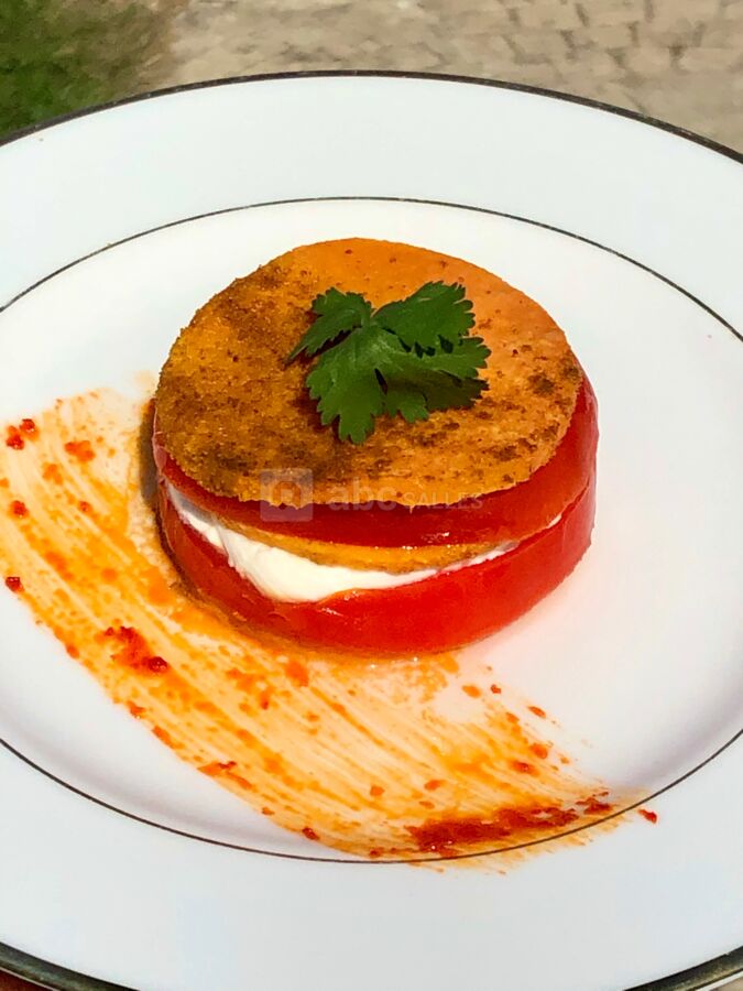 Mille-feuille de patates douces et tomates, chèvre fermier et son coulis de poivrons