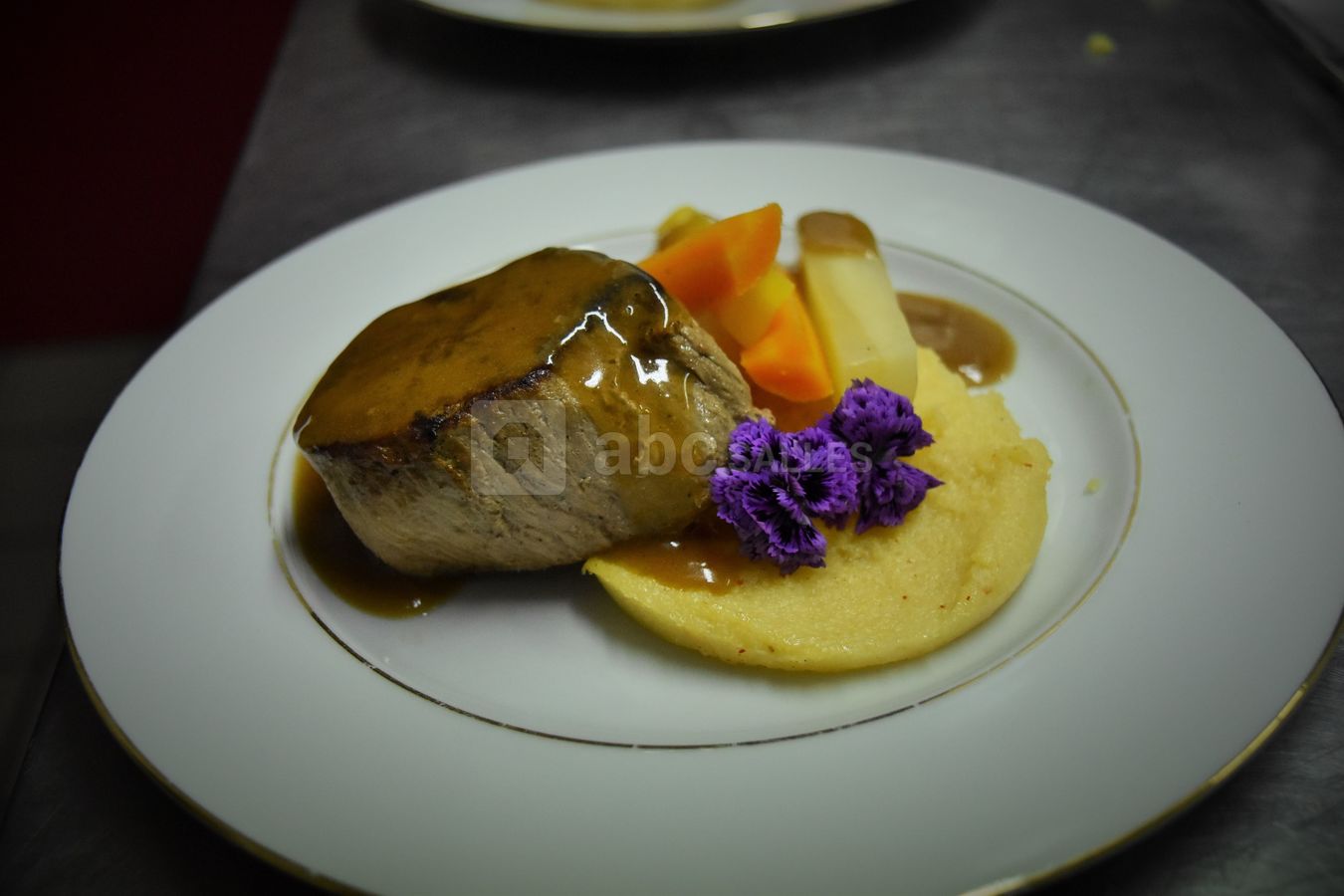 Grenadin de VEau Jus corsé, polenta crémeuse, carottes confites au beurre et son oeillet